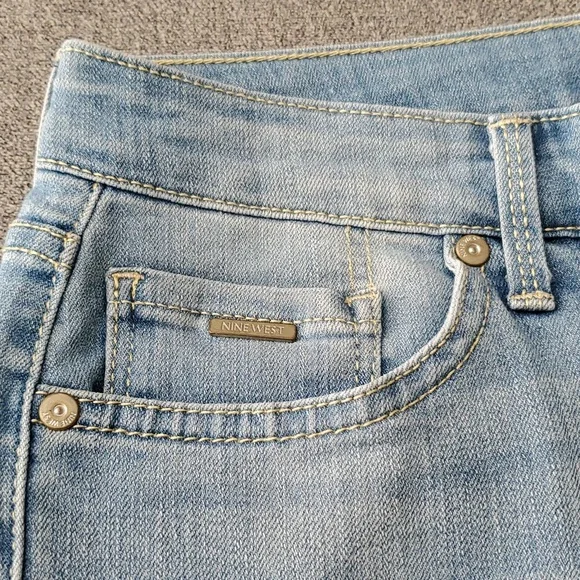 NINE WEST Floral Embroidered Hem Chrystie Capri Jeans SIZE: 4 - Picture 2 of 13